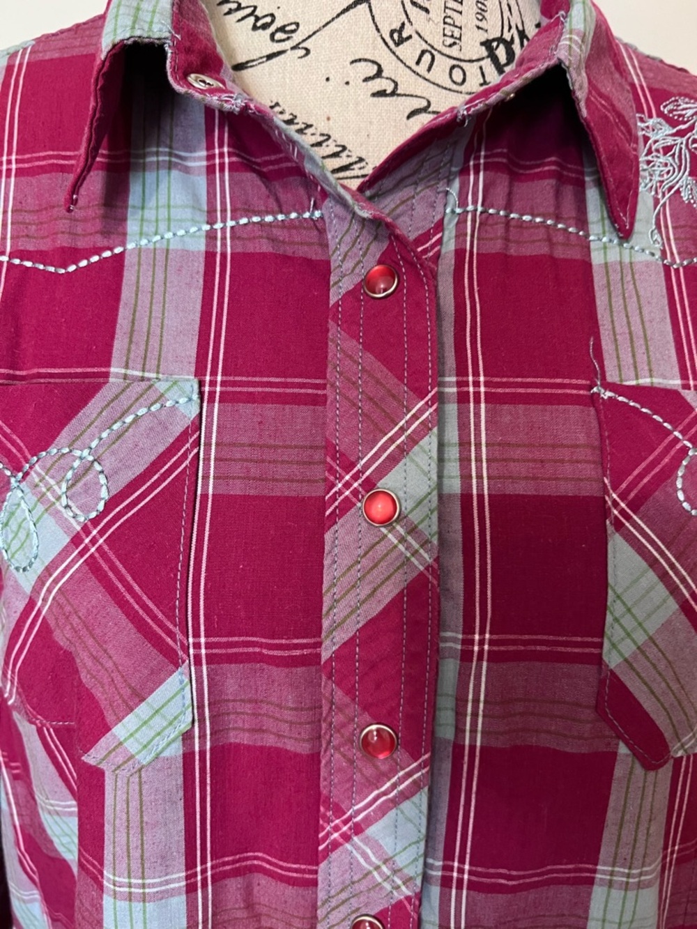 Bit & Bridle Western Pearl Snap Shirt Embroidered Plaid Magenta Blue Medium - Picture 3 of 9